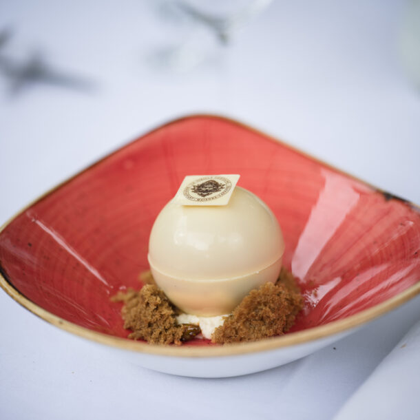 Dessert signature sous cloche de chocolat blanc