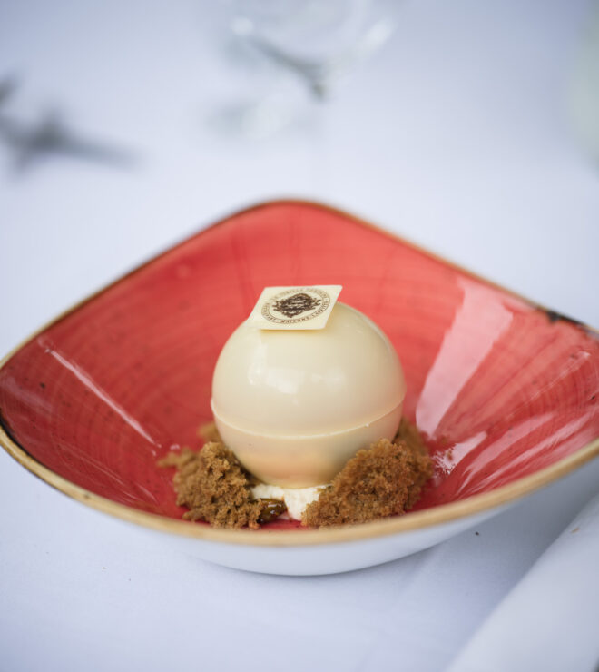 Dessert signature sous cloche de chocolat blanc