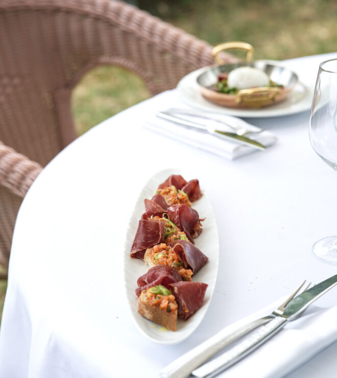 Assiette de saison servie à La Vieille Fontaine