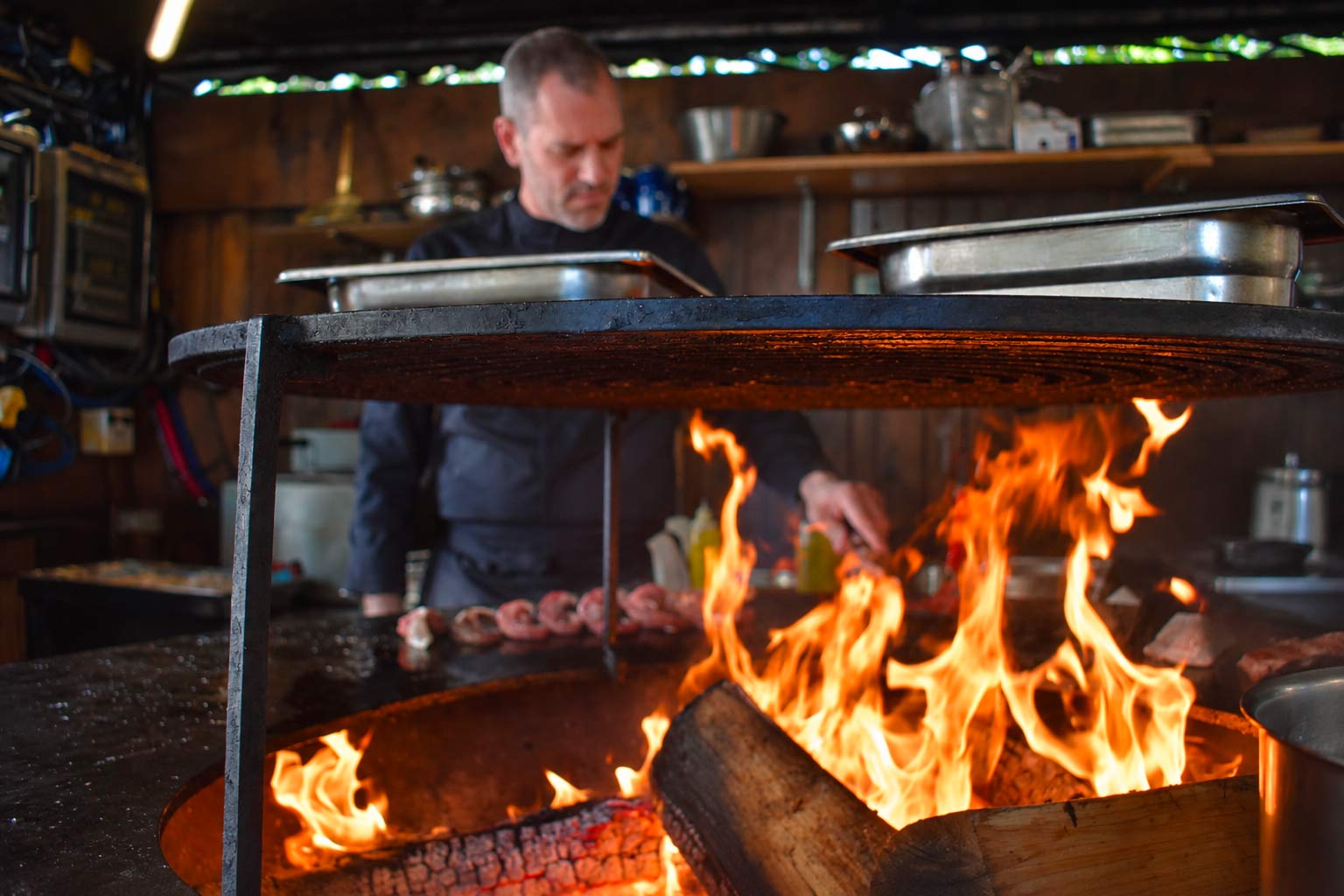 Le grill au feu de bois de La Vieille Fontaine