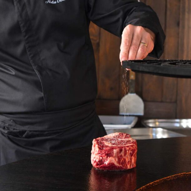 Côte de bœuf du restaurant La Vieille Fontaine à Maisons-Laffitte, viande grillée au feu de bois
