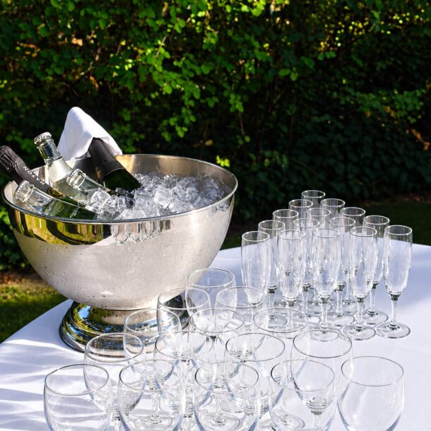 Dressage d'un cocktail en terrasse au restaurant La Vieille Fontaine à Maisons-Laffitte