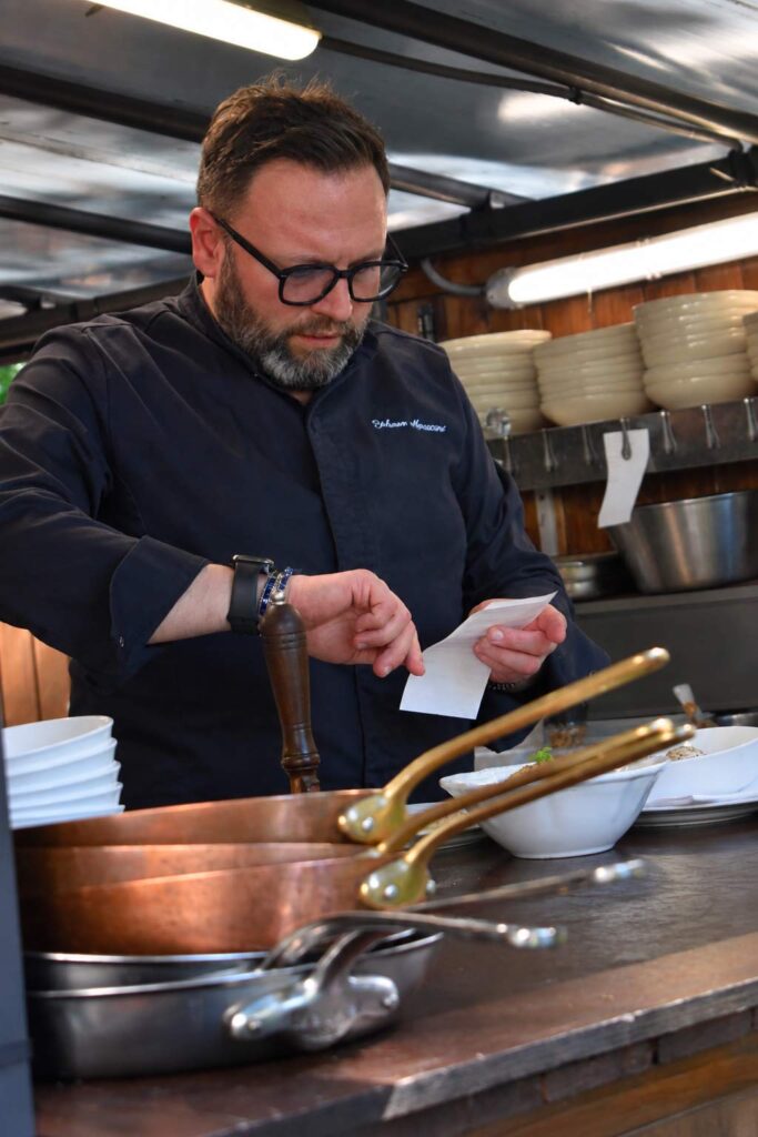 Le chef de La Vieille Fontaine en cuisine