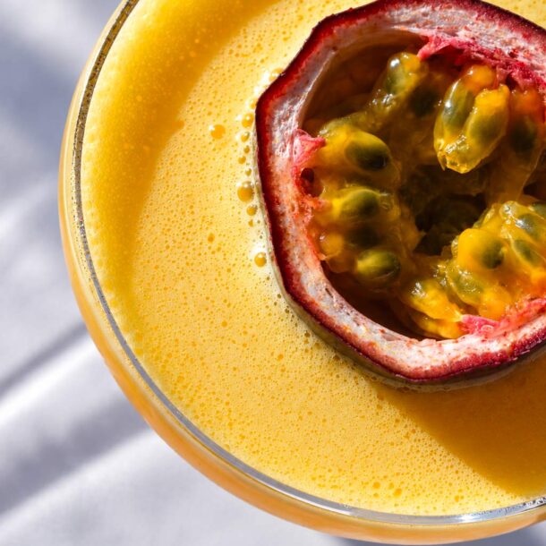 Cocktail maison aux fruits de la passion à La Vieille Fontaine à Maisons-Laffitte, à déguster en terrasse