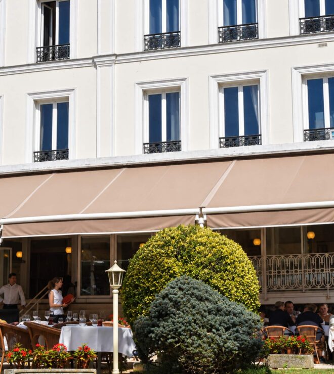 La façade de La Vieille Fontaine et sa terrasse, invitation à s'attabler dès l'entrée.