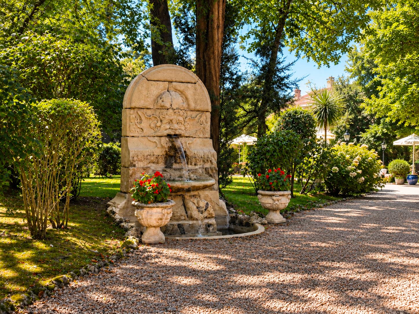 La fontaine ancienne dans le jardin