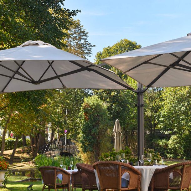 Terrasse du restaurant La Vieille Fontaine à Maisons-Laffitte, tables en extérieur dans un cadre verdoyant