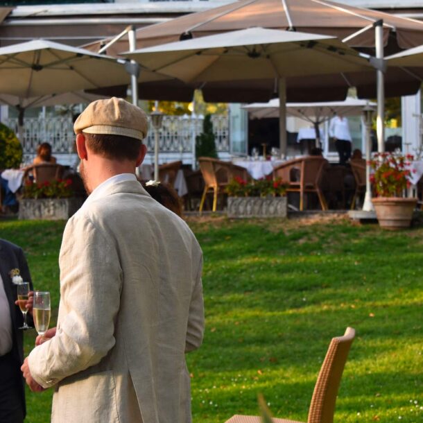 Garden party dans le jardin du restaurant La Vieille Fontaine à Maisons-Laffitte, réception conviviale en extérieur