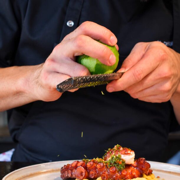 Poulpe grillé au brasero du restaurant La Vieille Fontaine à Maisons-Laffitte, cuisson au feu de bois