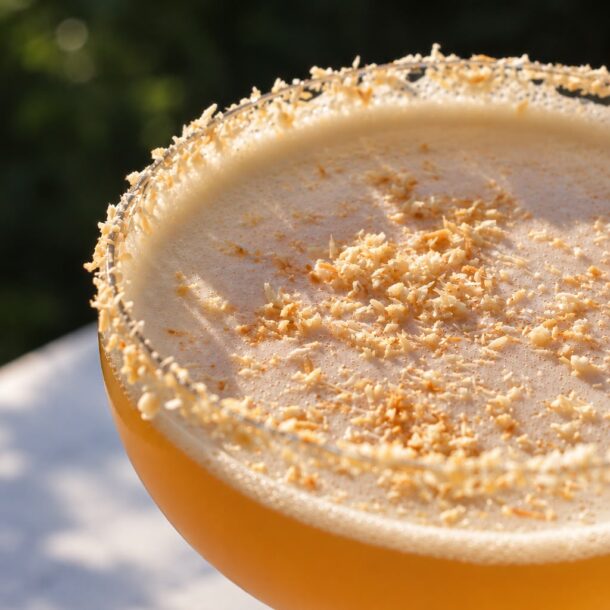 Cocktail maison givré de noix de coco toastée, servi en terrasse à La Vieille Fontaine à Maisons-Laffitte